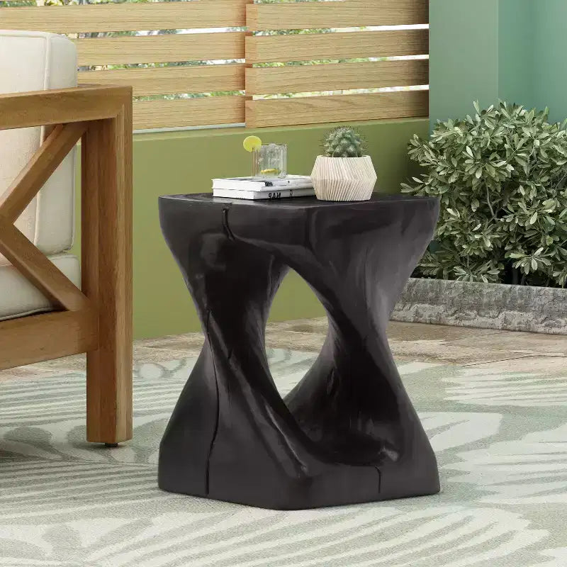 Table d'appoint d'extérieur en béton léger torsadée avec texture grain de bois