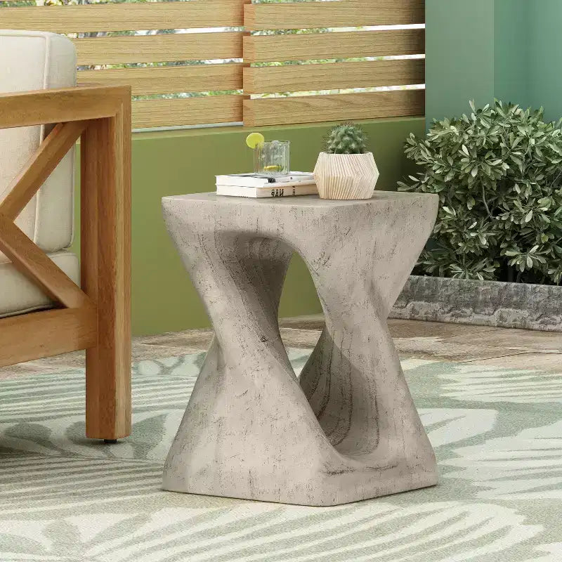 Table d'appoint d'extérieur en béton léger torsadée avec texture grain de bois