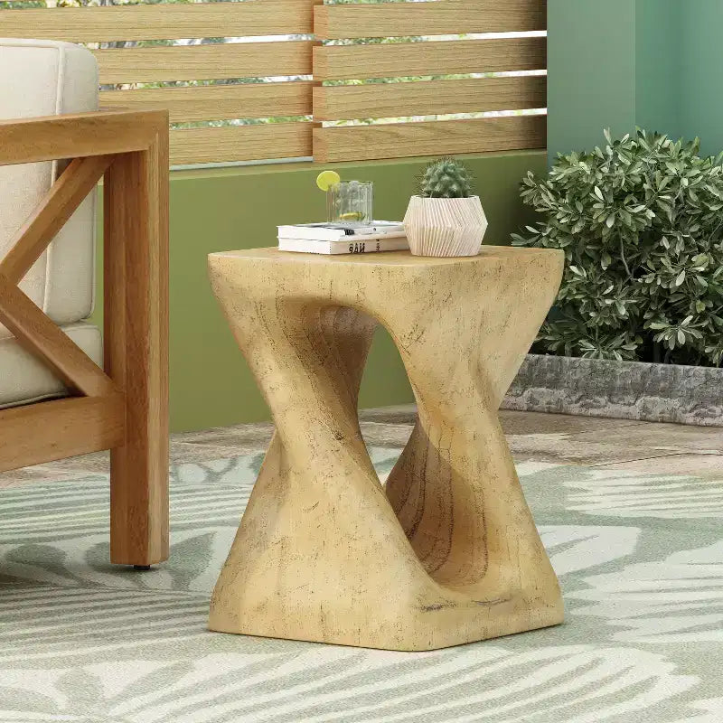 Table d'appoint d'extérieur en béton léger torsadée avec texture grain de bois