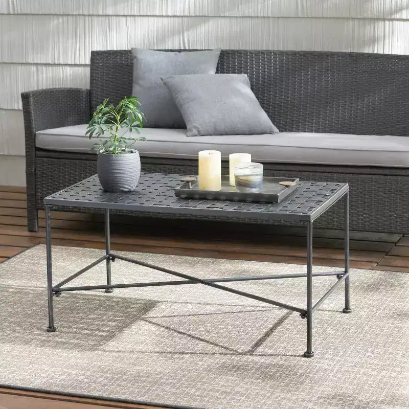 Table basse d'extérieur élégante en fer avec plateau en treillis métallique