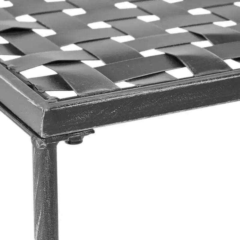 Table basse d'extérieur élégante en fer avec plateau en treillis métallique