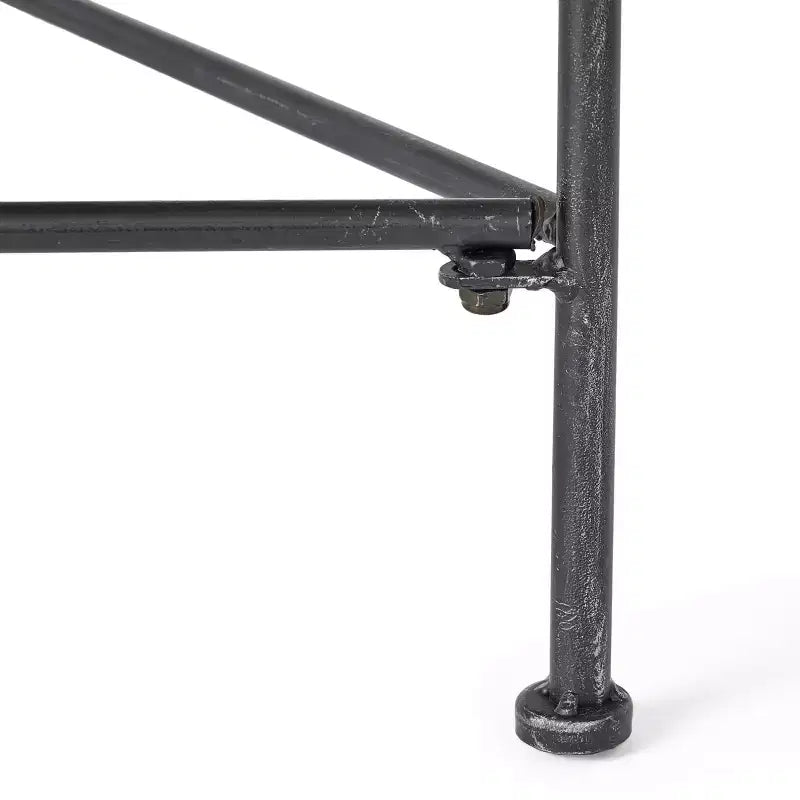 Table basse d'extérieur élégante en fer avec plateau en treillis métallique