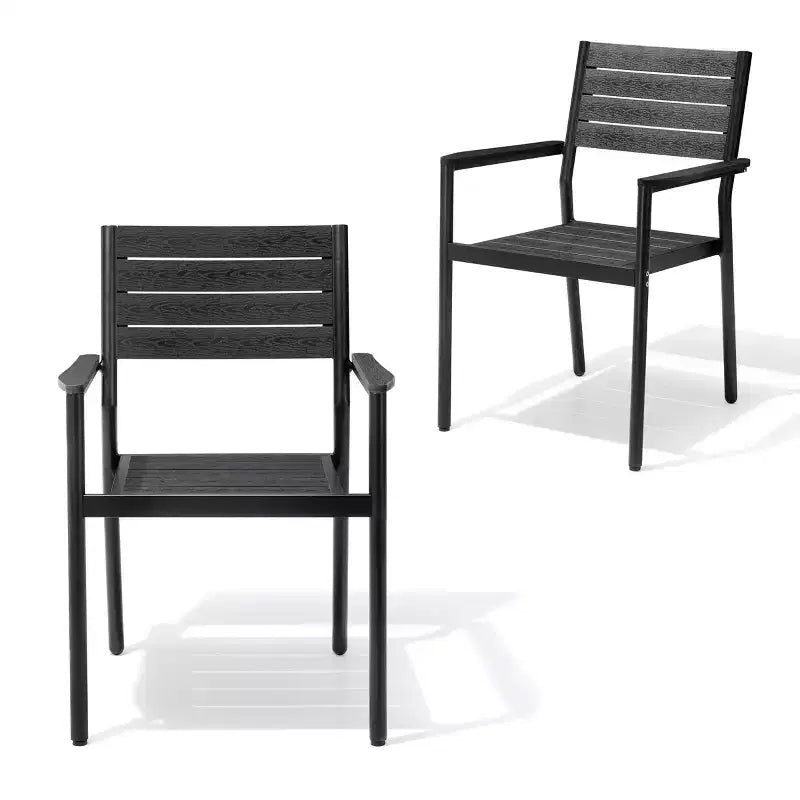 Chaise de salle à manger empilable d'extérieur avec accoudoirs, structure en aluminium et finition aspect bois.