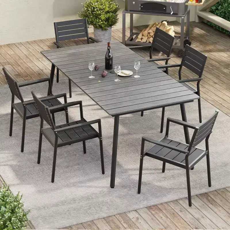Chaise de salle à manger empilable d'extérieur avec accoudoirs, structure en aluminium et finition aspect bois.