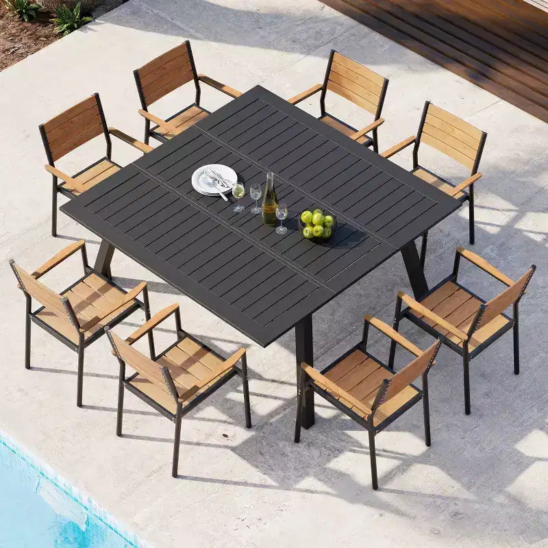 Chaise de salle à manger empilable d'extérieur avec accoudoirs, structure en aluminium et finition aspect bois.