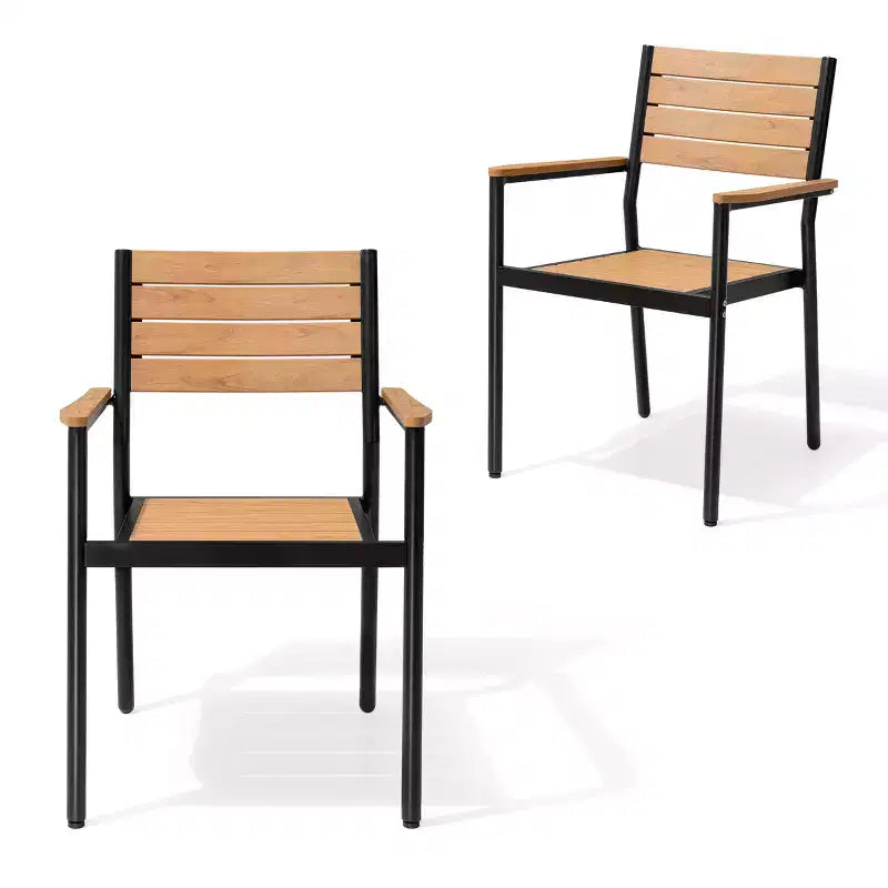 Chaise de salle à manger empilable d'extérieur avec accoudoirs, structure en aluminium et finition aspect bois.