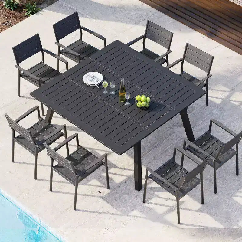 Chaise de salle à manger empilable d'extérieur avec accoudoirs, structure en aluminium et finition aspect bois.