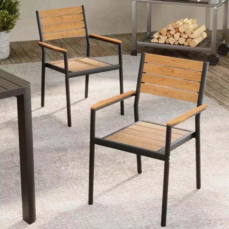 Chaise de salle à manger empilable d'extérieur avec accoudoirs, structure en aluminium et finition aspect bois.
