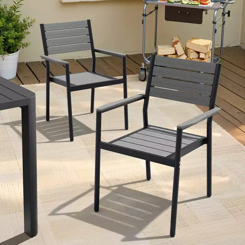 Chaise de salle à manger empilable d'extérieur avec accoudoirs, structure en aluminium et finition aspect bois.